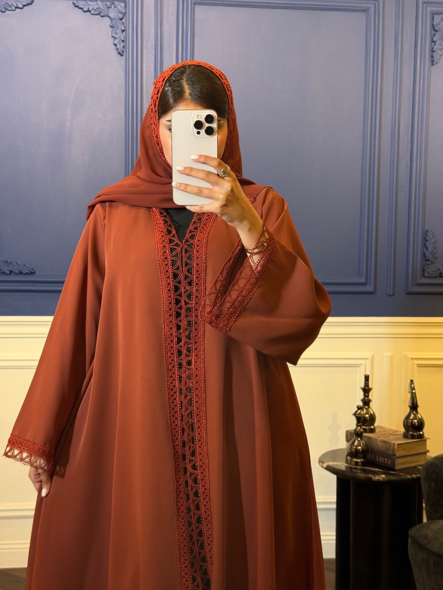 عباية بـ تفاصيل أنيقة