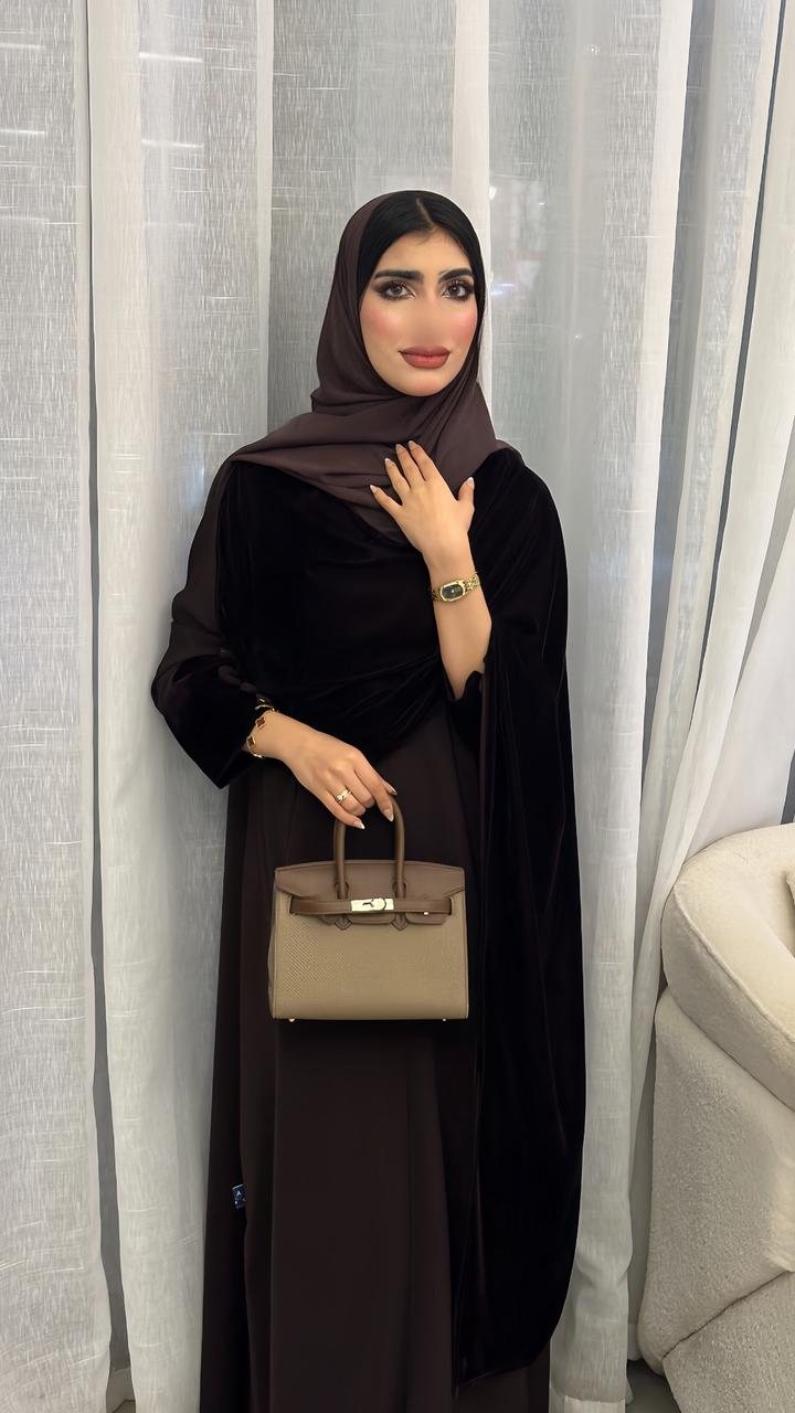 عباية بـ شال مخمل