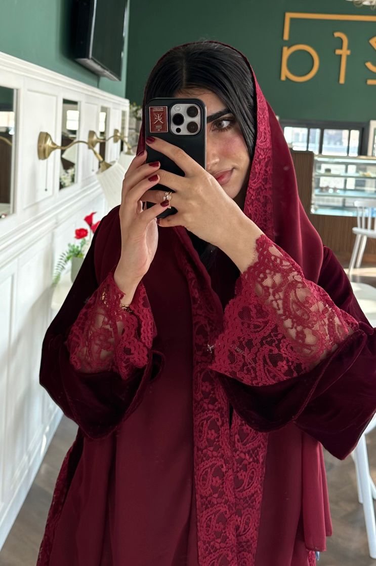 عباية مخمل مع دانتيل فرنسي