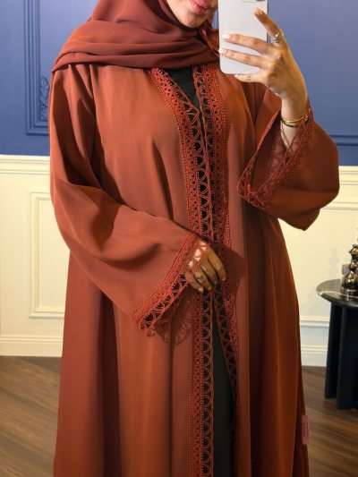 عباية بـ تفاصيل أنيقة