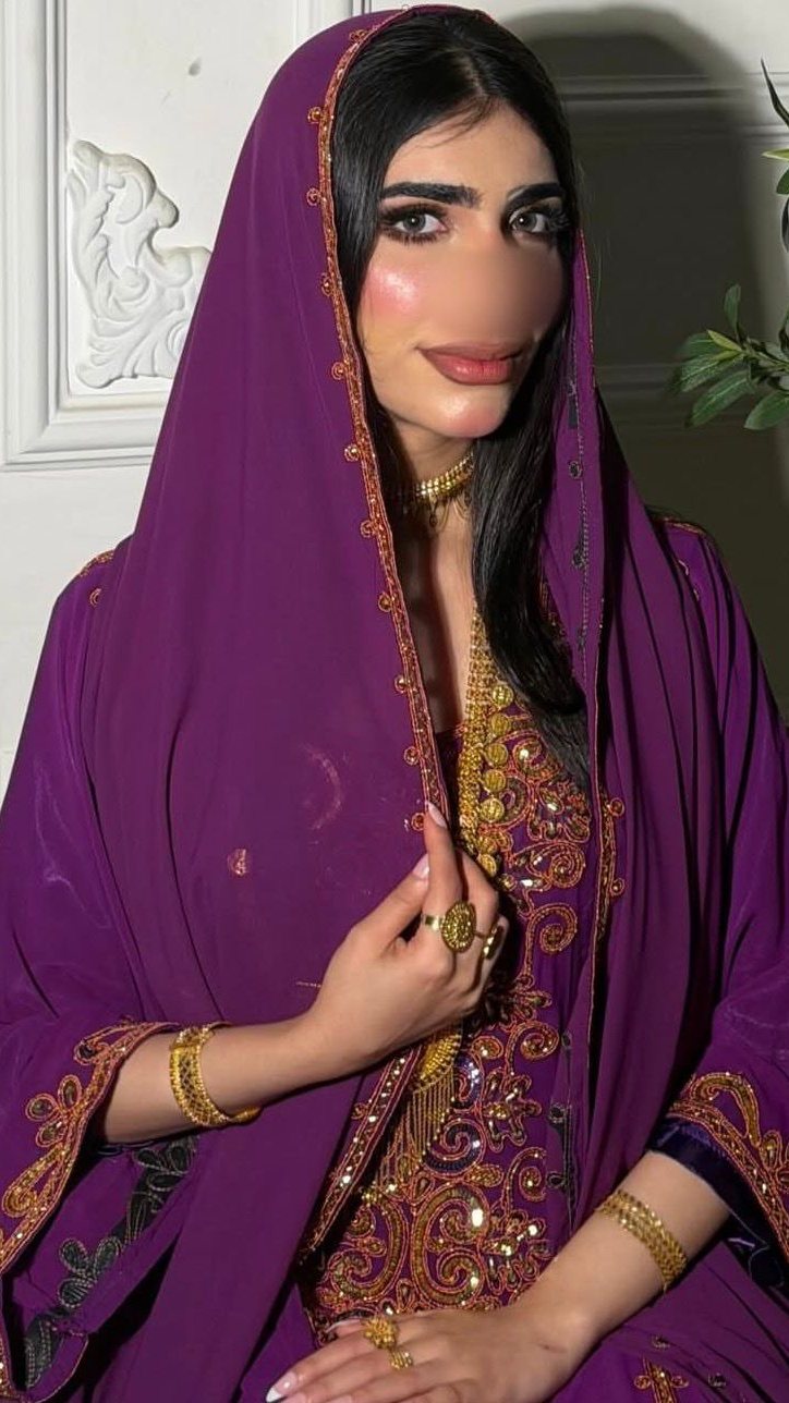 لبسة قصة بحريني مع شيلة هدية